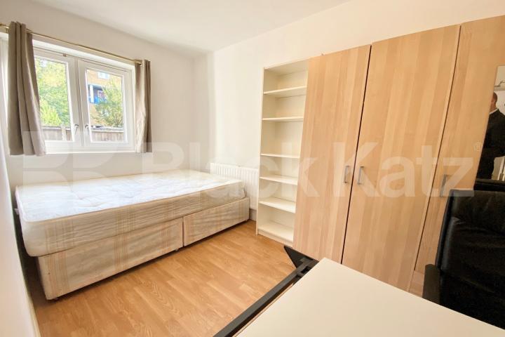 Bright & airy split level apartment with patio garden & superbly located Burbage Close , Borough/London Bridge